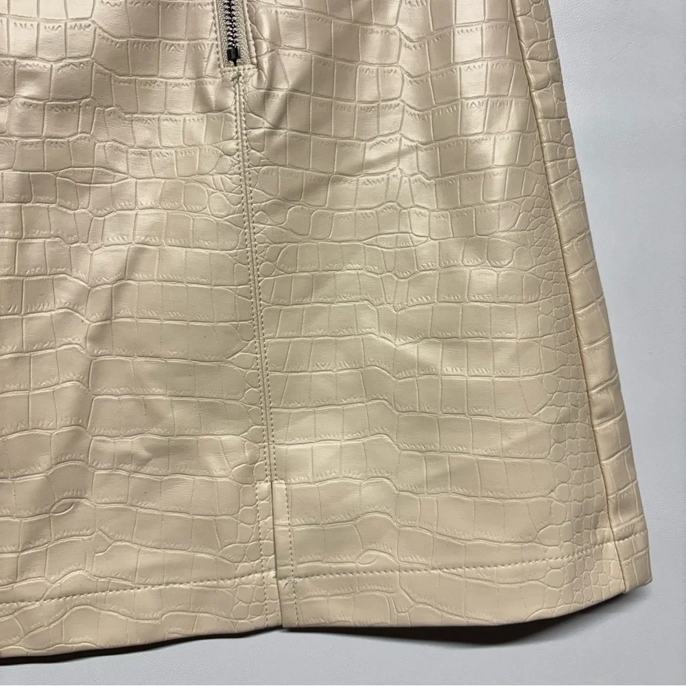 ✨Francesca's Collections Cream Mini Skirt Size M
